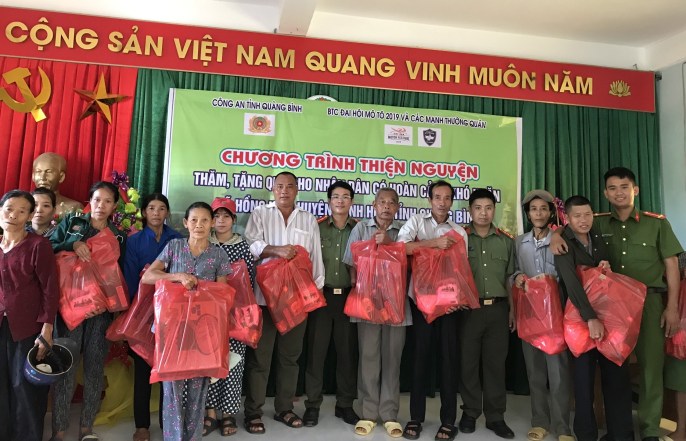 Công an tỉnh tặng quà tình nghĩa cho nhân dân xã Hồng Hóa, huyện Minh Hóa Công an tỉnh tặng quà tình nghĩa cho nhân dân xã Hồng Hóa, huyện Minh Hóa