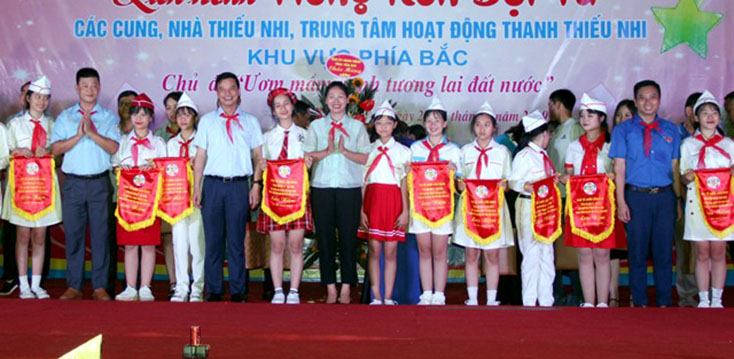 Đội nghi thức Nhà thiếu nhi Quảng Bình nhận cờ xuất sắc tại liên hoan tiếng kèn Đội ta