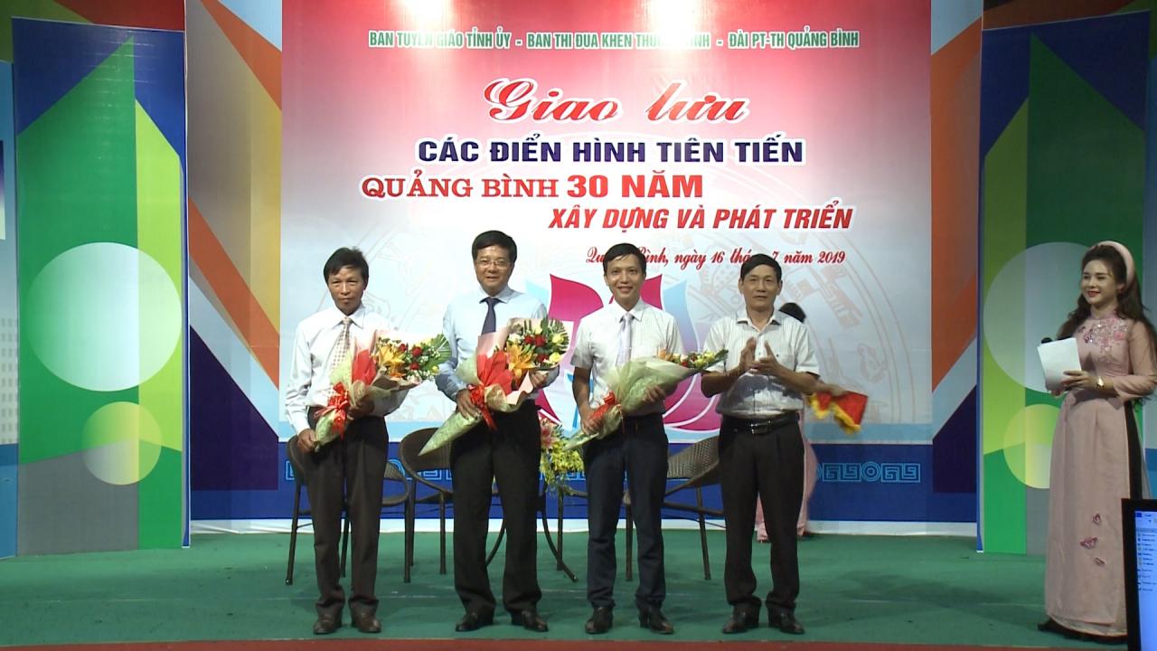Giao lưu các điển hình tiên tiến “Quảng Bình 30 năm xây dựng và phát triển”... Giao lưu các điển hình tiên tiến “Quảng Bình 30 năm xây dựng và phát triển”...