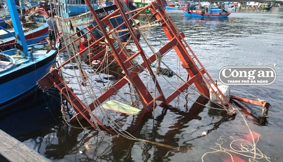 Hai tàu cá Quảng Bình bị chìm tại âu thuyền Thọ Quang