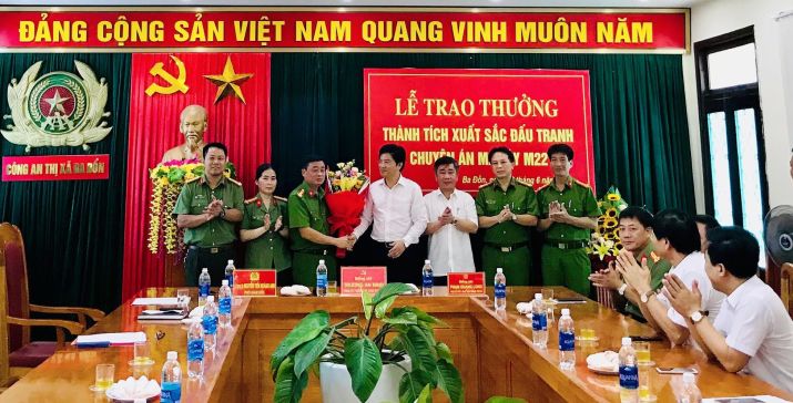 Khen thưởng Chuyên án ma túy M22 của Công an thị xã Ba Đồn