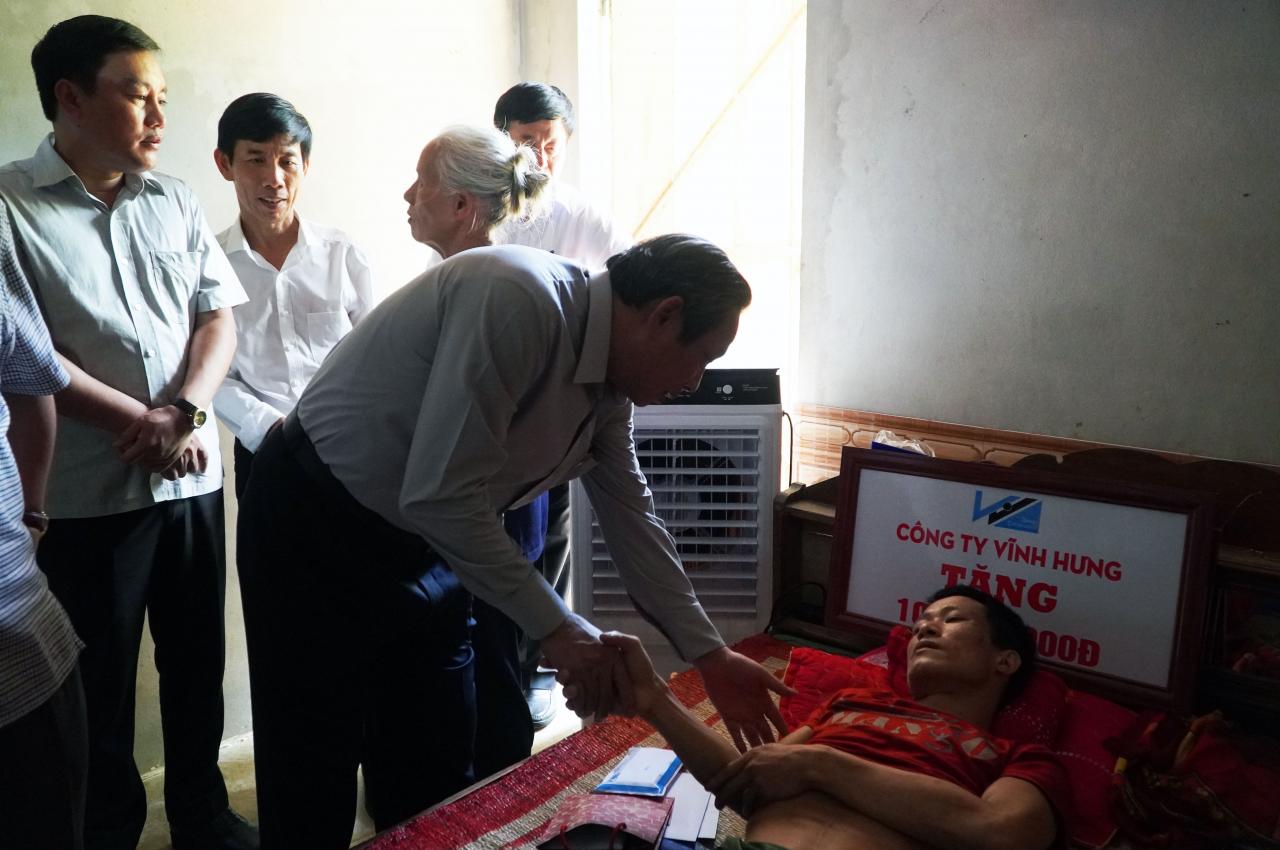 Lãnh đạo tỉnh và các doanh nghiệp thăm, tặng quà