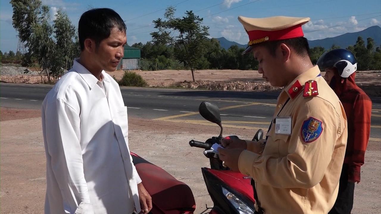 Ra quân tổng kiểm soát xe ô tô khách, ô tô vận tải container và xe mô tô...