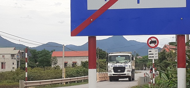 Tiếp bài: Quảng Bình quốc lộ 9B “oằn mình” cõng xe quá khổ, quá tải Tiếp bài: Quảng Bình quốc lộ 9B “oằn mình” cõng xe quá khổ, quá tải