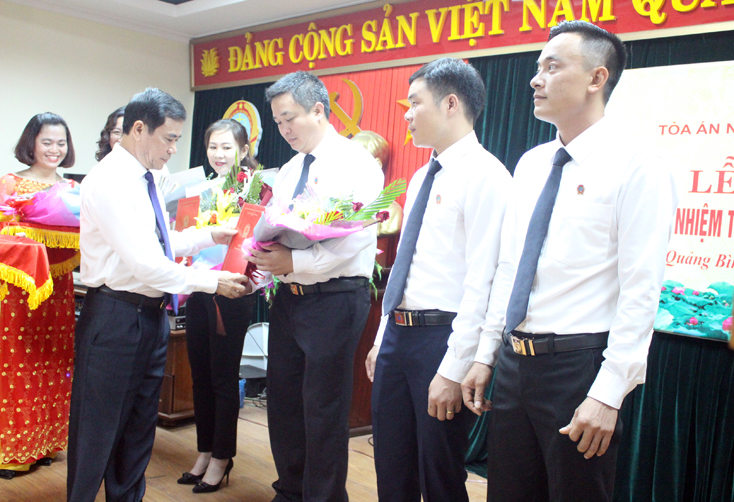 Tòa án nhân dân tỉnh: Trao quyết định bổ nhiệm chức danh thẩm phán trung, sơ cấp