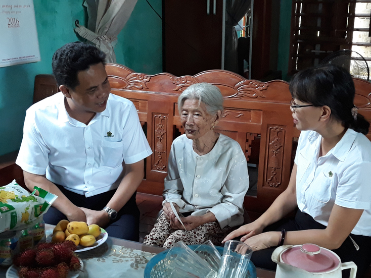 Tổng công ty Bia-Rượu-Nước giải khát Hà Nội: Thăm, tặng quà các gia đình liệt sỹ
