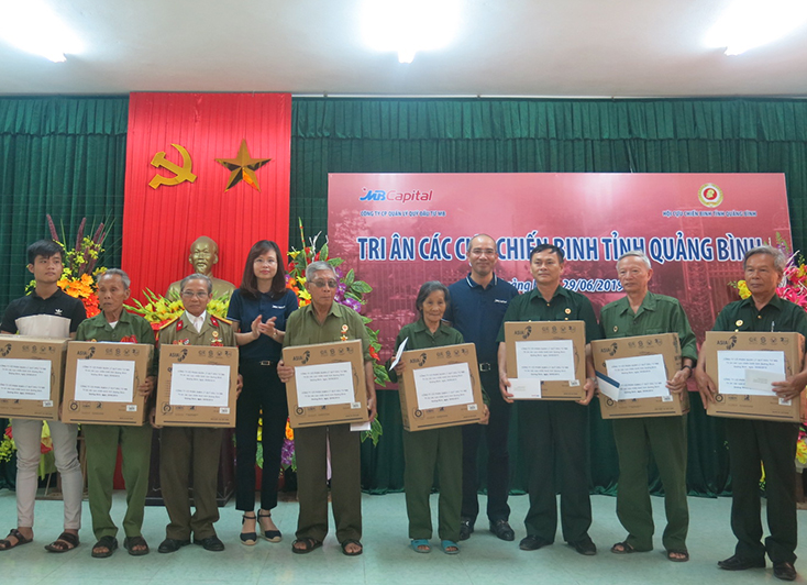 Trao 20 suất quà cho cựu chiến binh và gia đình liệt sỹ