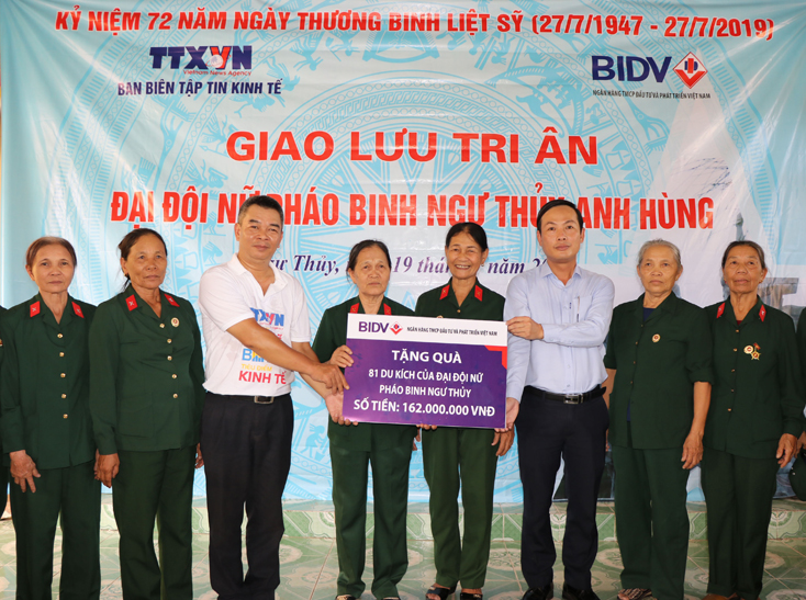 Trao 81 suất quà cho đại đội nữ pháo binh Ngư Thủy