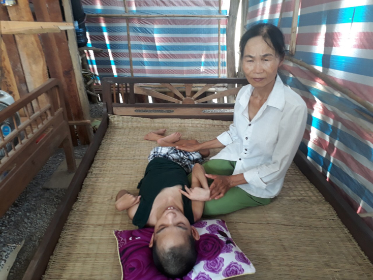 Xót xa người mẹ khiếm thị nuôi con bại não