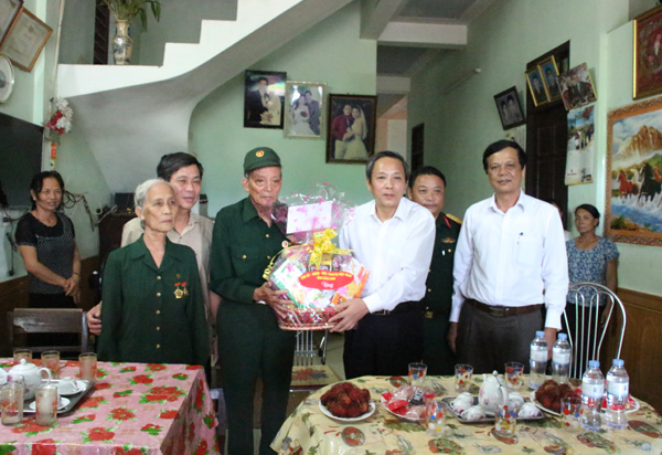 Bí thư Tỉnh ủy thăm các gia đình thương binh, liệt sỹ trên địa bàn thành phố Đồng Hới
