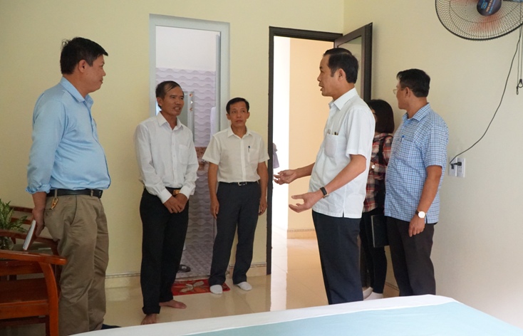 Đồng chí Chủ tịch UBND tỉnh kiểm tra hoạt động du lịch tại khu vực Phong Nha-Kẻ Bàng