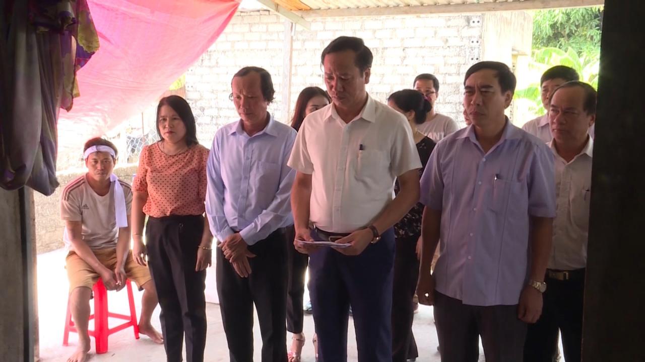Lãnh đạo huyện Quảng Trạch thăm các gia đình có con bị đuối nước Lãnh đạo huyện Quảng Trạch thăm các gia đình có con bị đuối nước