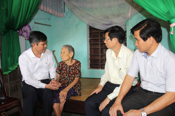 Phó Bí thư Thường trực Tỉnh ủy thăm các gia đình chính sách trên địa bàn huyện Lệ Thủy