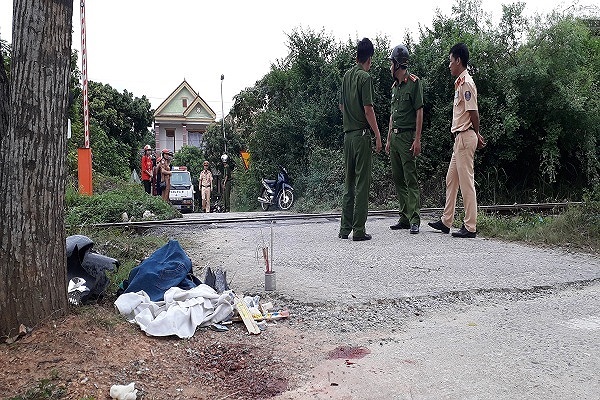 Tuyên Hóa: Ngồi chơi cạnh đường ray một học sinh bị tàu hỏa đâm tử vong