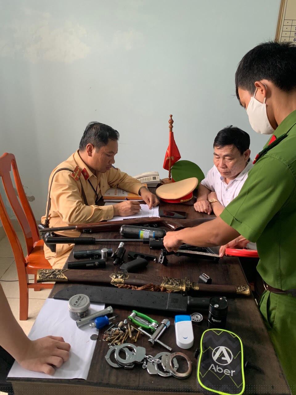 U60 tham gia giao thông với nhiều vũ khí U60 tham gia giao thông với nhiều vũ khí