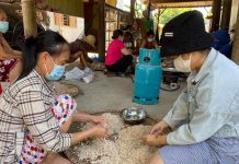 Làm ruốc bông và cá khô rim gửi tặng vùng dịch ở Bắc Giang