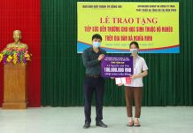 Trao quà tiếp sức đến trường cho học sinh có hoàn cảnh đặc biệt khó khăn