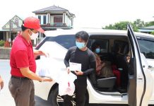 Tặng quà cho bé sơ sinh 9 ngày tuổi cùng bố mẹ về quê tránh dịch