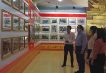 Thứ trưởng Bộ Văn hóa, Thể thao và Du lịch xem triển lãm ảnh và trưng bày sách về Đại tướng Võ Nguyên Giáp