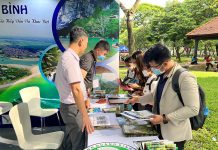Gian hàng Du lịch Quảng Bình thu hút sự quan tâm của du khách tại Ngày hội Du lịch TP. Hồ Chí Minh năm 2022.