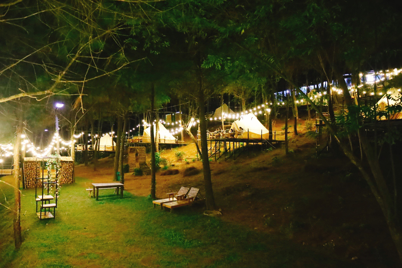 Khu cắm trại ở lưng chừng đồi.