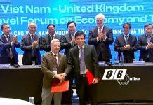 Đồng chí Phó Chủ tịch UBND tỉnh Hồ An Phong và ông Howard Limbert, chuyên gia Hiệp hội nghiên cứu hang động Hoàng gia Anh trao biên bản ghi nhớ hợp tác.