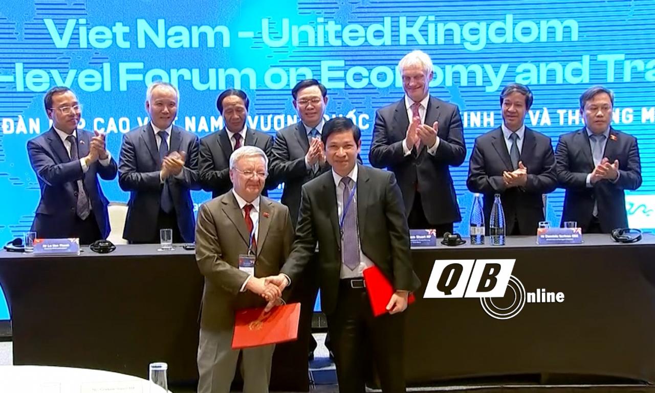 Đồng chí Phó Chủ tịch UBND tỉnh Hồ An Phong và ông Howard Limbert, chuyên gia Hiệp hội nghiên cứu hang động Hoàng gia Anh trao biên bản ghi nhớ hợp tác.