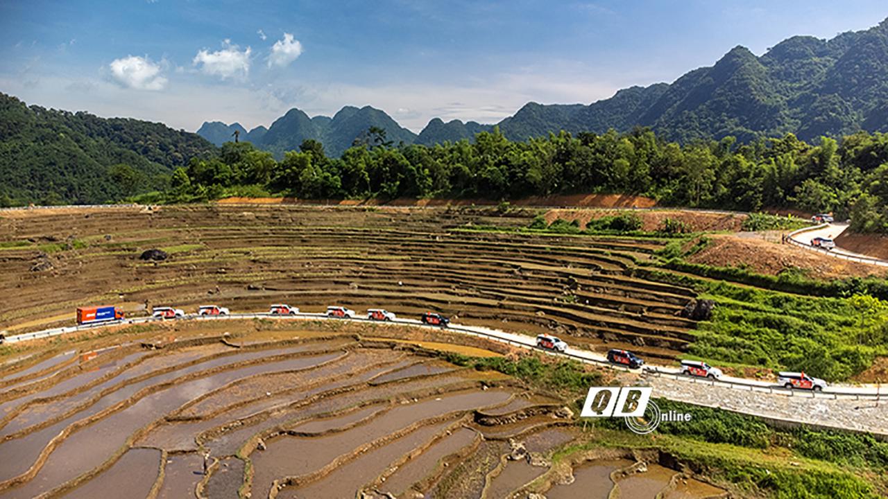 Thử thách tay lái trên những cung đường khó để khám phá những vùng đất mới là điều thú vị làm nên sức hút của các tour caravan.