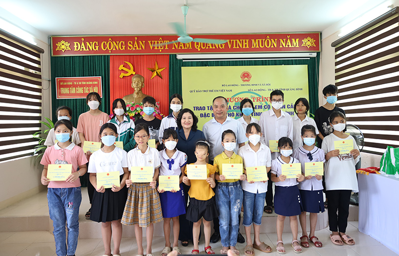 Đồng chí Thứ trưởng Bộ LĐ-TB & XH trao học bổng cho trẻ em có hoàn cảnh đặc biệt khó khăn trên địa bàn tỉnh.