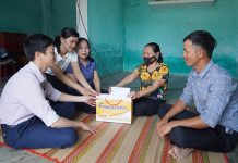 Trao tiền hỗ trợ cho nhân vật trong chuyên mục “Cảnh đời” trên Báo Quảng Bình Đại diện lãnh đạo Báo Quảng Bình, Phòng LĐ-TB-XH huyện Bố Trạch và chính quyền xã Đồng Trạch trao tiền hỗ trợ cho bà Trần Thị Xê.