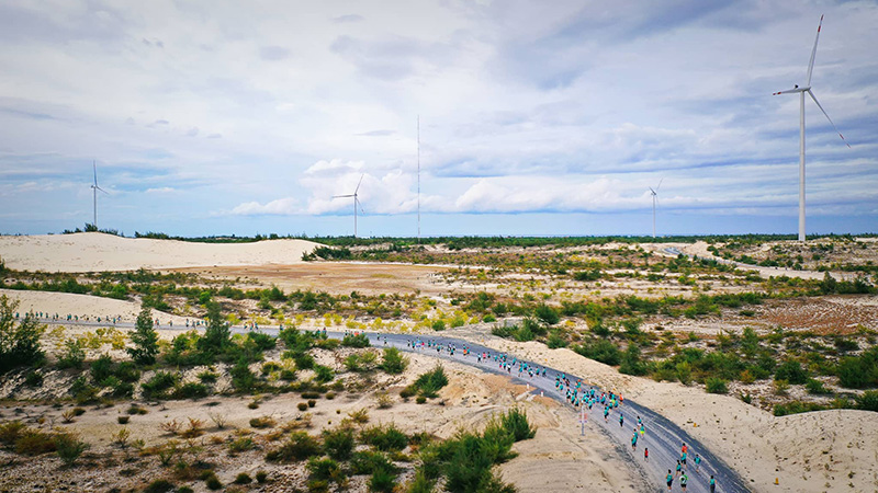 Coteccons Quảng Bình Marathon 2022 có đường chạy độc đáo xuyên qua cánh đồng điện gió. Ảnh: Phú Sơn