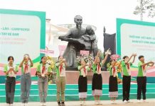 Đại diện thiếu nhi 3 nước Việt Nam-Lào-Campuchia cùng tham gia thực hiện nghi thức thả chim bồ câu thể hiện tinh thần hòa bình, đoàn kết. (Ảnh: Thu Hương/TTXVN)