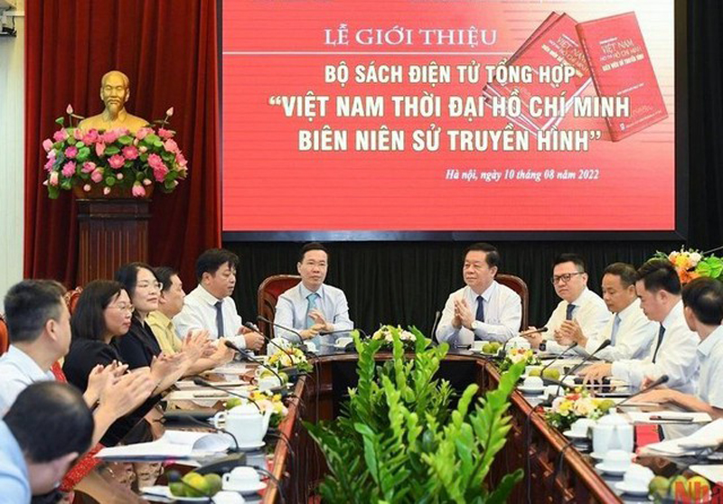 Đồng chí Võ Văn Thưởng, Ủy viên Bộ Chính trị, Thường trực Ban Bí thư; đồng chí Nguyễn Trọng Nghĩa, Bí thư Trung ương Đảng, Trưởng Ban Tuyên giáo Trung ương tham dự sự kiện - Ảnh: VGP/ĐH