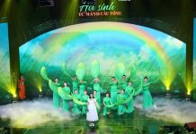 Chương trình văn nghệ “Hồi sinh” biểu diễn tại chương trình. (Ảnh: Hoàng Hiếu/TTXVN)