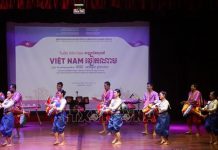 Rộn ràng khai mạc Tuần Văn hóa Việt Nam tại Campuchia Giao lưu nghệ thuật hai nước Việt Nam - Campuchia. Ảnh: Nguyễn Vũ Hùng/PV TTXVN tại Campuchia