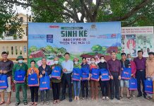 Chương trình “Sinh kế hậu Covid-19 và thiên tai mưa lũ” Đại diện Ban tổ chức trao bò giống cho người dân có hoàn cảnh khó khăn xã Xuân Trạch (Bố Trạch).