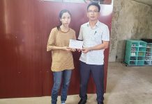 Trao tiền hỗ trợ cho gia đình bé gái qua đời vì mắc bệnh teo cơ tủy sống Phóng viên Báo Quảng Bình trao tiền hỗ trợ của bạn đọc cho gia đình chị Nguyễn Thị Hướng, xã Liên Trạch (Bố Trạch).