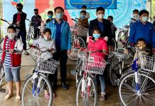 Nâng bước em đến trường Những chiếc xe đạp giúp các em rút ngắn khoảng cách đến trường.