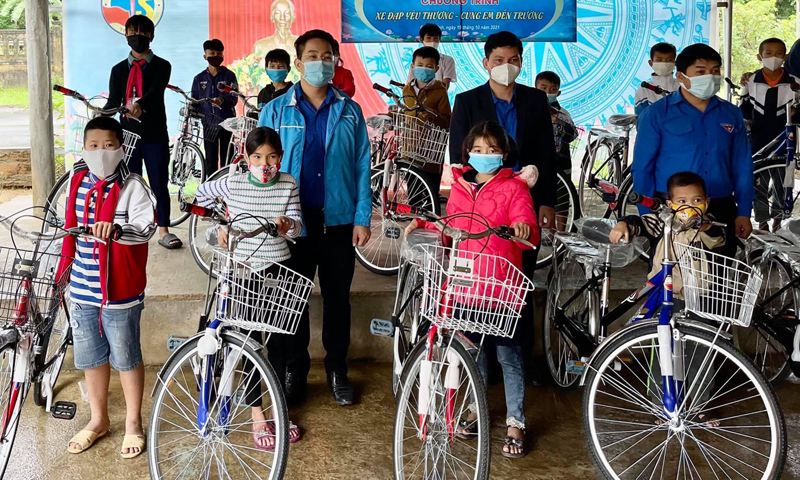 Những chiếc xe đạp giúp các em rút ngắn khoảng cách đến trường.
