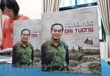 Ra mắt cuốn sách “Triển lãm theo dấu chân Đại tướng” Cuốn sách được in song ngữ nhằm lan tỏa giá trị, ý nghĩa của Chiến dịch Điện Biên Phủ và chân dung Đại tướng Võ Nguyên Giáp. (Ảnh: Minh Thu/Vietnam+)