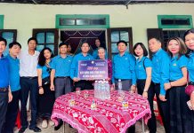 Hỗ trợ xây dựng nhà tình nghĩa cho gia đình liệt sỹ Đại diện các tổ chức Công đoàn trao số tiền hỗ trợ xây dựng nhà tình nghĩa cho bà Nguyễn Thị Hậu.