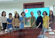 Trung tâm lưu trữ Quốc gia tiếp nhận 111 bức ảnh Đại tướng Võ Nguyên Giáp Đại tá Trần Hồng trao tặng hiện vật ảnh cho Trung tâm Lưu trữ Quốc gia III. (Ảnh: Minh Thu/Vietnam+)