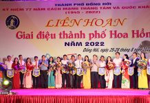 Liên hoan “Giai điệu thành phố Hoa Hồng” năm 2022 Ban Tổ chức trao cờ lưu niệm cho các đội tham gia liên hoan “Giai điệu thành phố Hoa Hồng” năm 2022.