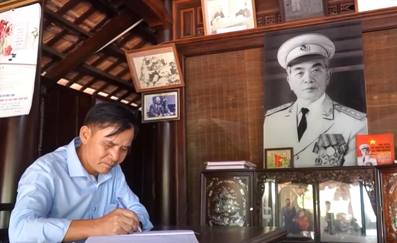 Anh Đinh Bình Thoan tại Nhà lưu niệm Đại tướng Võ Nguyên Giáp.