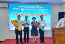 Giao lưu âm nhạc nhân Ngày Âm nhạc Việt Nam Đại diện Chi hội nhạc sỹ Việt Nam Quảng Bình trao giấy chứng nhận hội viên mới cho các nghệ sĩ