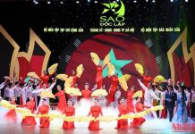 Chương trình nghệ thuật “Sao Độc lập” ca ngợi đất nước Việt Nam anh hùng Tiết mục văn nghệ mở đầu Chương trình giao lưu nghệ thuật. (Ảnh: THÀNH ĐẠT)