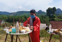 Lễ cúng thần rừng của người Mã Liềng Già làng, thầy cúng Cao Văn Ngụ ở bản Kè, xã Lâm Hóa (Tuyên Hóa) bắt đầu lễ cúng thần rừng.