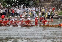  Đua, bơi thuyền truyền thống trên sông Kiến Giang trở thành nét đẹp truyền thống, văn hóa ở Lệ Thủy.