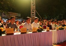 Các đại biểu tham dự chương trình nghệ thuật.