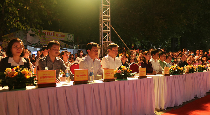 Các đại biểu tham dự chương trình nghệ thuật.